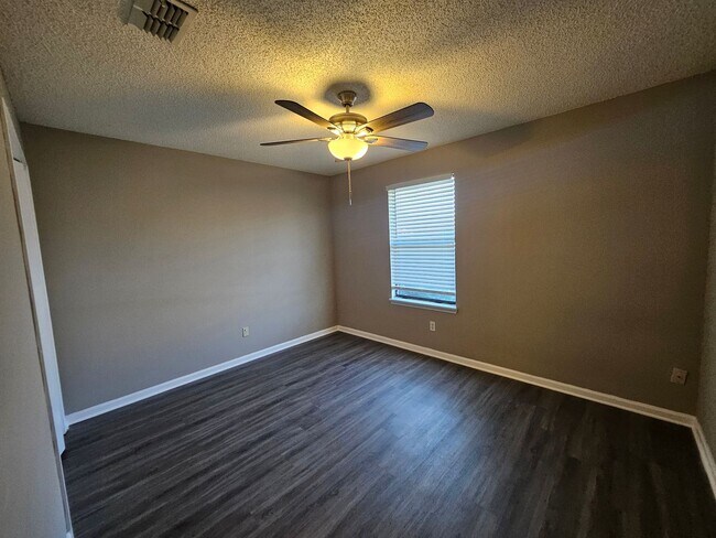 Building Photo - $1195 - 2/2 - Jefferson Square - Move in Special