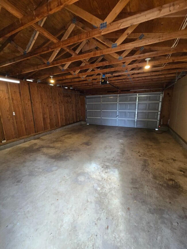Building Photo - Pet Friendly 3bed : 2bath home w/ Garage &...