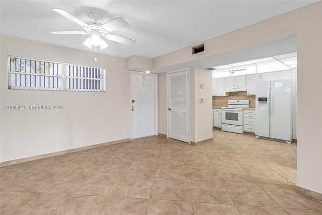 Building Photo - 9820 S Hollybrook Lake Dr