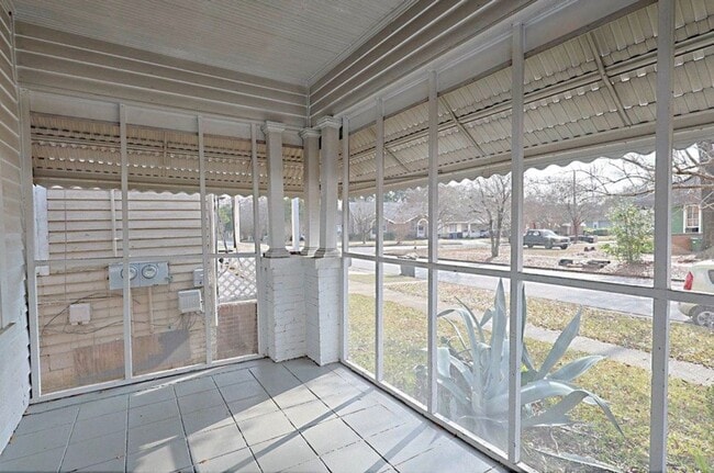 Building Photo - **AVAILABLE NOW**Historic Bungalow 2 Bedroom / 1 Bathroom Home for Rent in Midtown Columbus, GA***