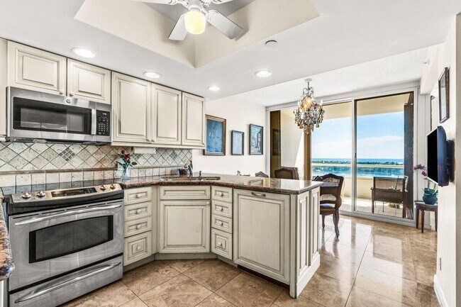 Building Photo - 529 S Flagler Dr