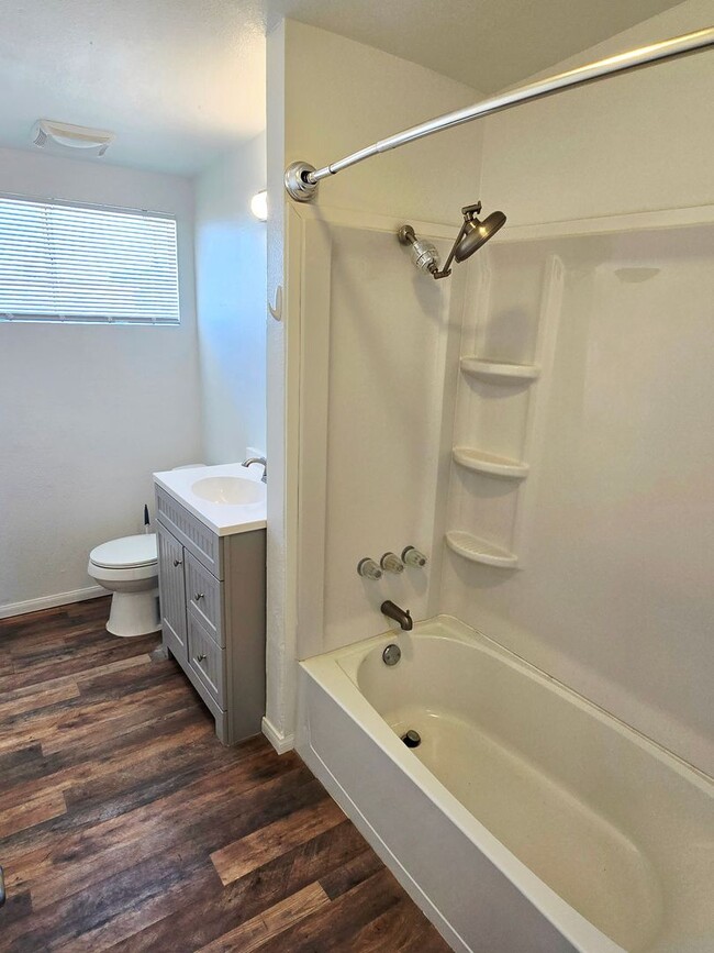 Building Photo - Cozy 3 Bedroom 1.5 Bathroom Near The Natio...