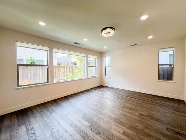Building Photo - Newer Spacious 5 Bedroom Home Located in C...