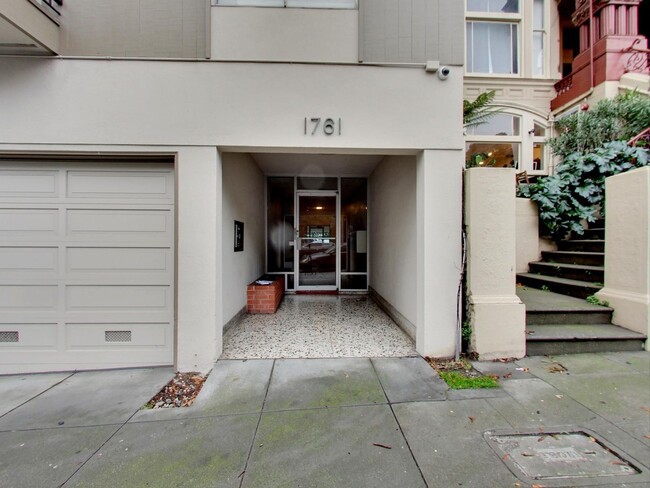 Building Photo - 2 BR/1 BA Top Floor with Balcony!!  Parkin...