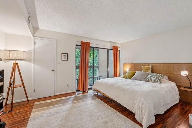Building Photo - Top-floor condo located in the charming La...
