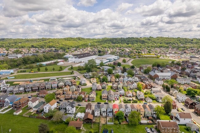 Building Photo - Stunning 2 bedroom home in Ambridge available July 1!