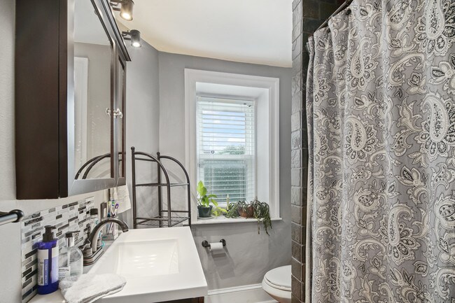 Building Photo - 147 Fountain St