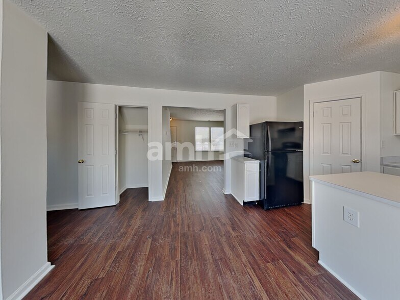 Building Photo - 2328 Salem Park Dr