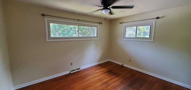 Building Photo - 3 Bedroom 1 Bathroom House