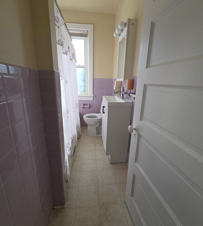 Building Photo - 3 bedroom house For Rent