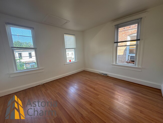 Building Photo - Comfortable 3-Bedroom with Hardwood Floors...