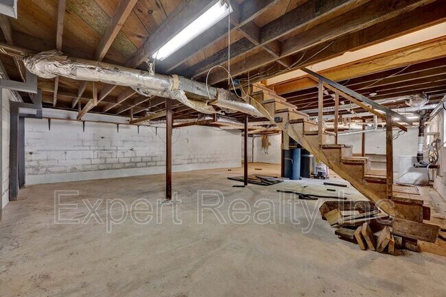 Building Photo - 2249 4th Pl Cir NE