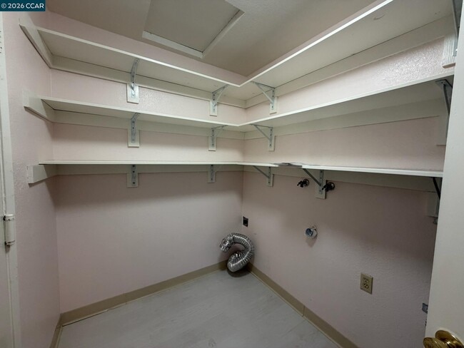 Building Photo - 6 Basin Ct