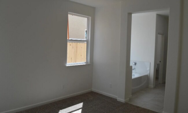 Building Photo - 4467 Jennifer Wy