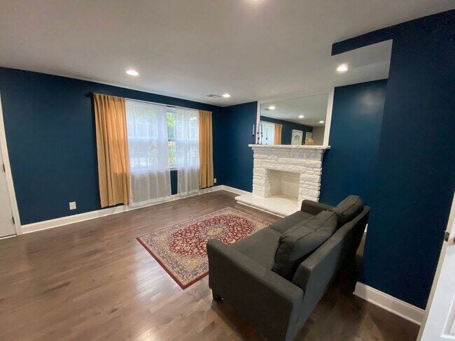 Building Photo - Spacious 5Bed/3.5Bath Townhome in Prime To...