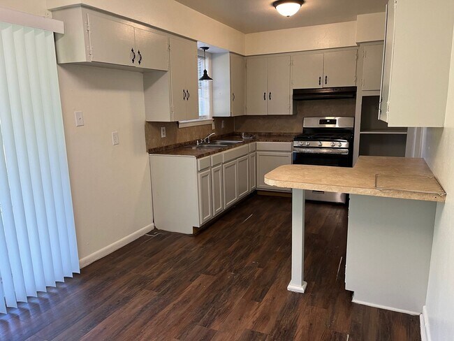 Building Photo - 3BR/1BA in Hyde Park