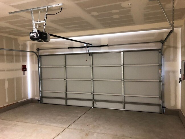Building Photo - Modesto 3 Bedroom 2.5 Bath Newer Construction