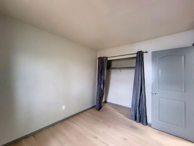 Building Photo - 303 Larson Ct