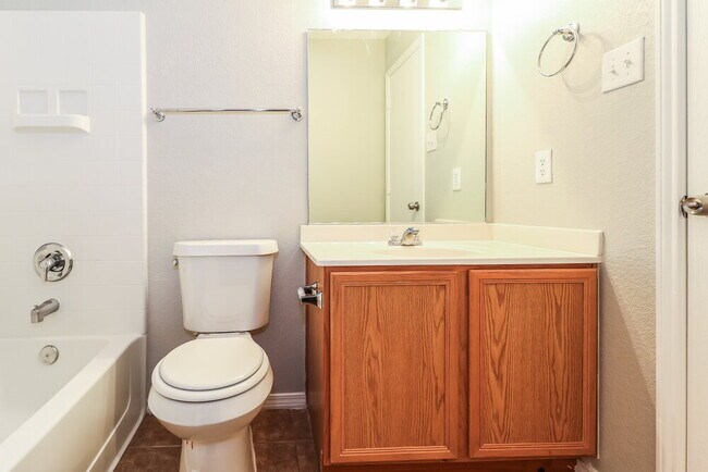 Building Photo - 1815 Northridge Dr