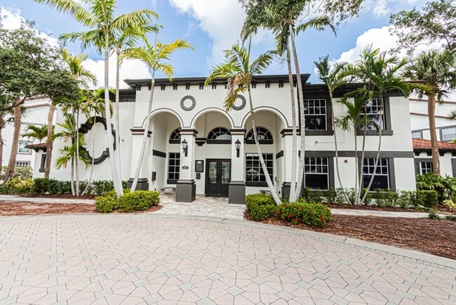 Building Photo - Ground-Level Comfort in North Naples – 2BR...