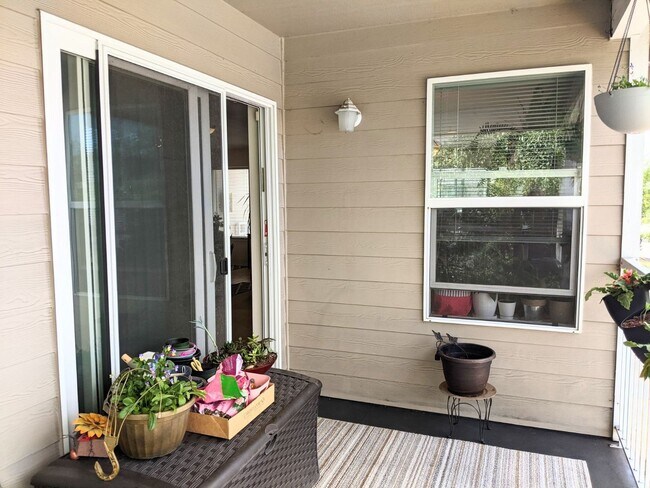 Building Photo - Beautiful Two Bedroom Condo
