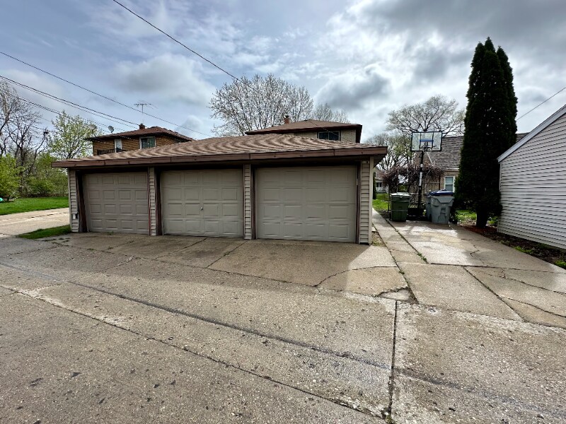 Building Photo - 3389 S Whitnall Ave