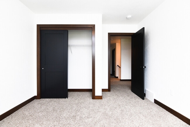 Building Photo - 735 Hoffman Rd