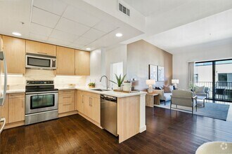 Building Photo - Spacious & Sunny Condo at Plant 51 in Down...