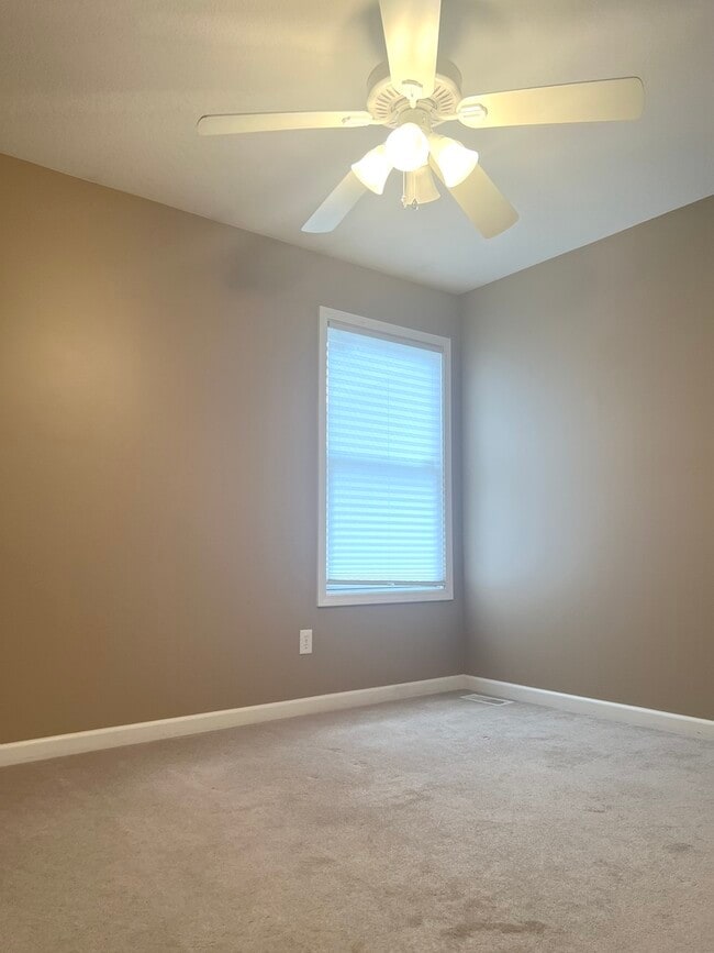 Building Photo - 909 Wartburg Dr