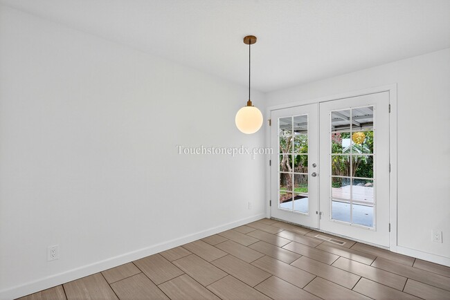 Building Photo - Tranquil West Linn Living Near Parks and S...