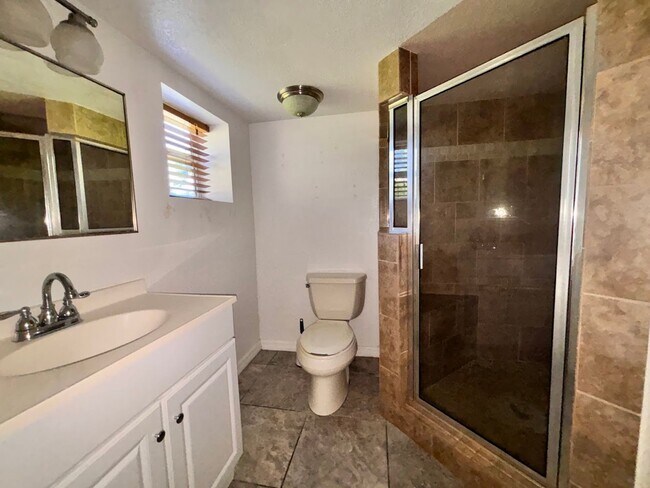 Building Photo - 1/1 Bottom level Duplex!