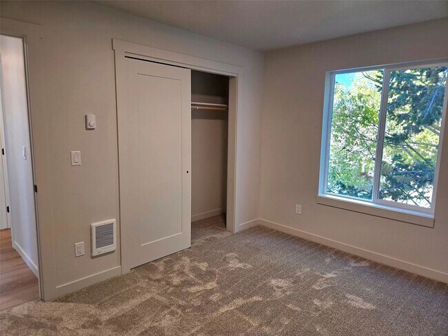 Building Photo - 819 9th Ave W