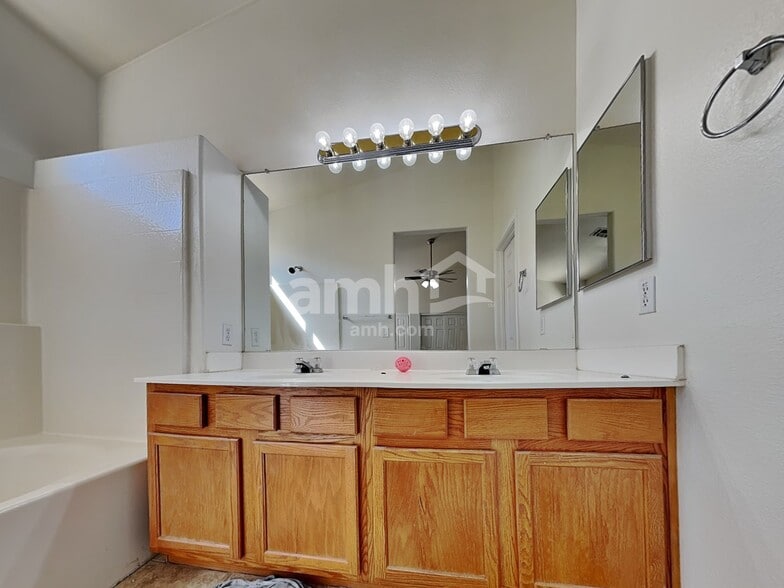 Building Photo - 8953 E Capri Ave