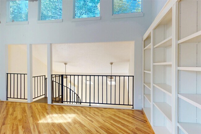 Building Photo - 707 Center Hill Dr