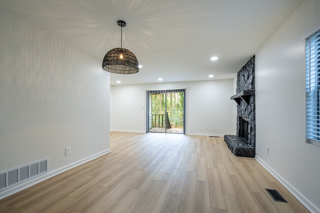 Building Photo - 1545 Springwood Dr SE