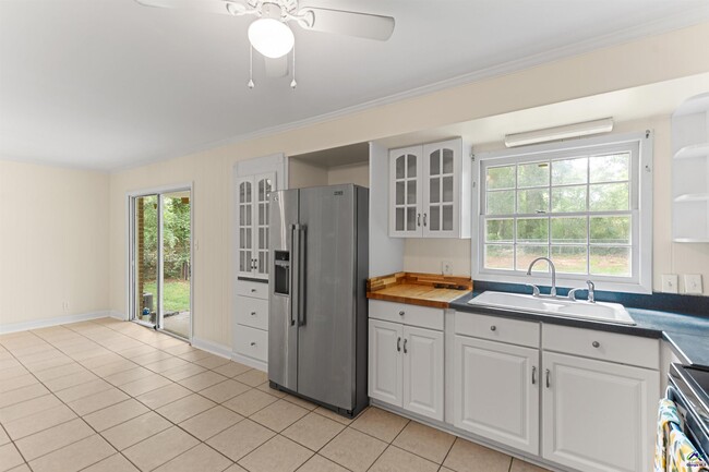 Building Photo - 846 S Forest Lake Dr