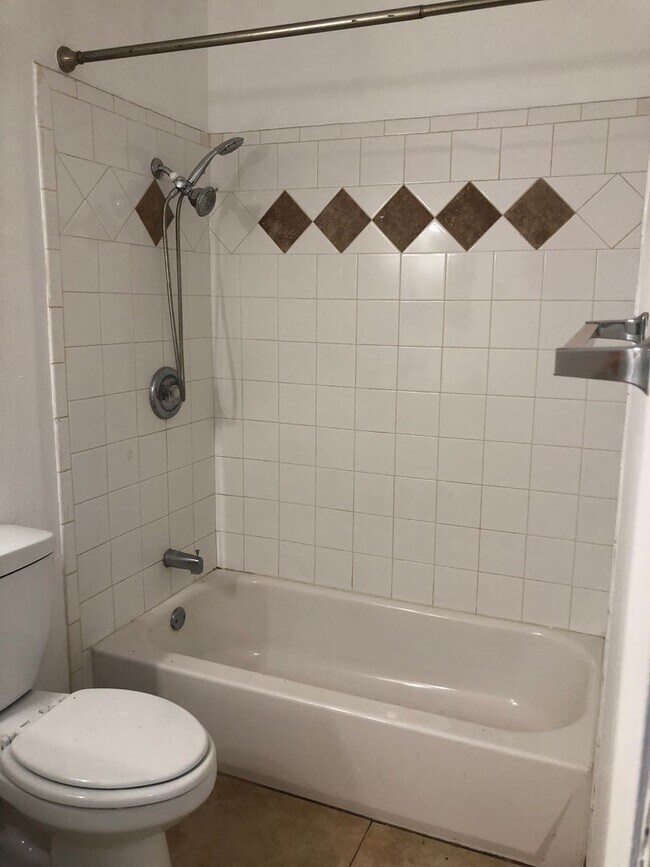 Building Photo - Santa Ana townhome style.  2 bed, 1 1/2 ba...