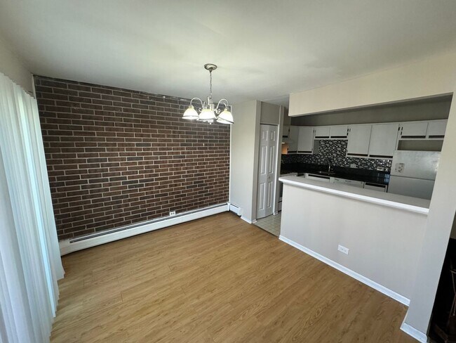 Building Photo - 2 Bedroom Condo in Palatine