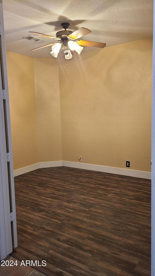 Building Photo - 14206 S 12th Pl