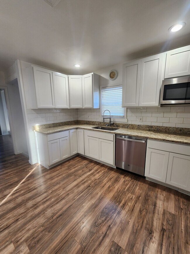 Building Photo - Beautiful 2 Bedroom home with all of the amenities