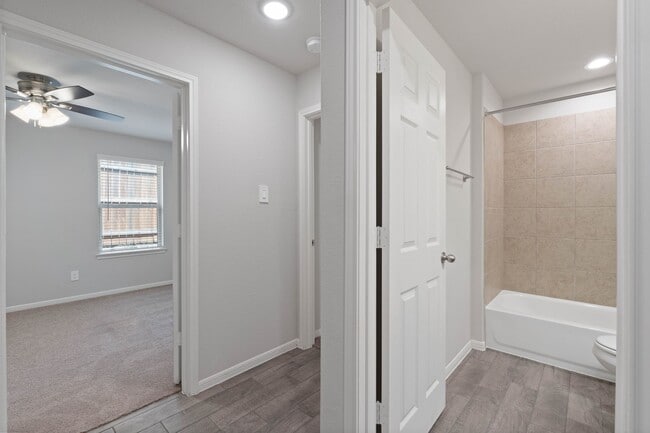 Building Photo - 914 Golden Willow Ln