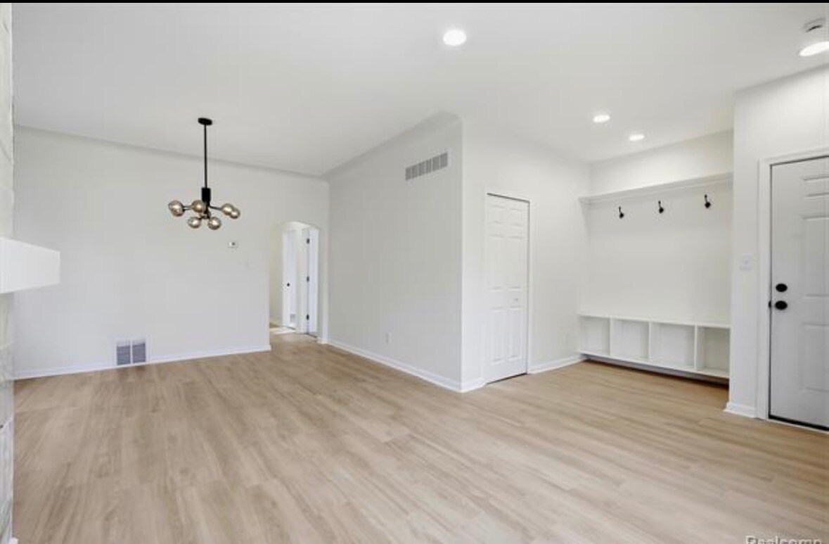 Building Photo - 1639 Gladstone St