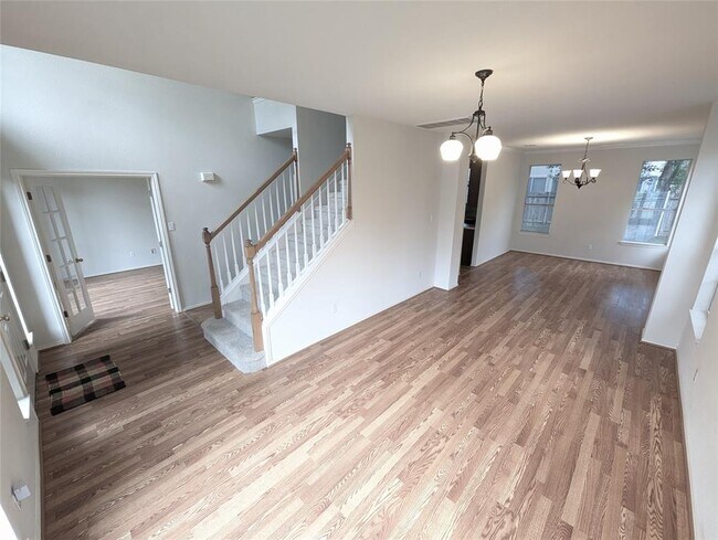 Building Photo - 303 N Carriage Hills Dr