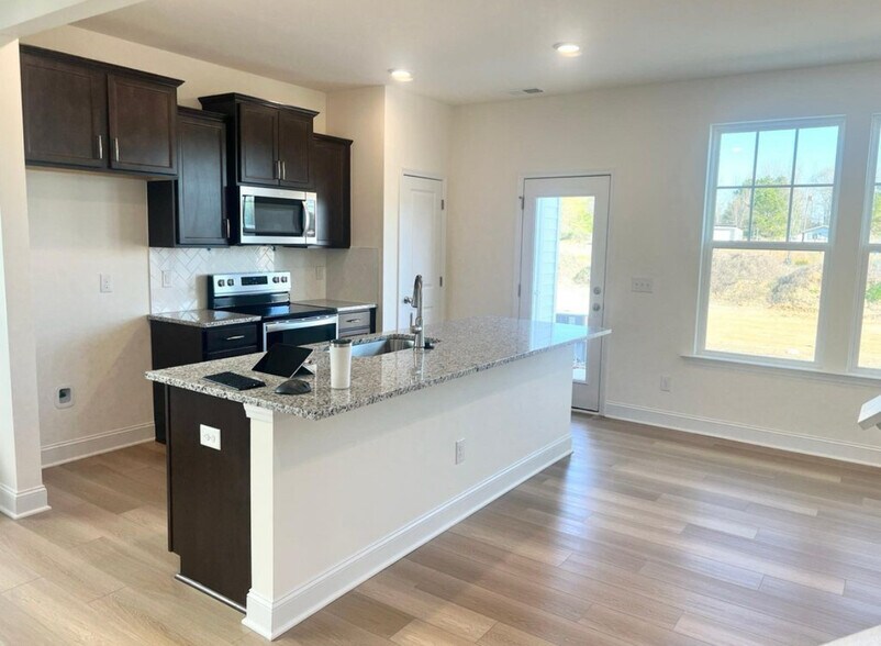 Kitchen - 48 Begonia St