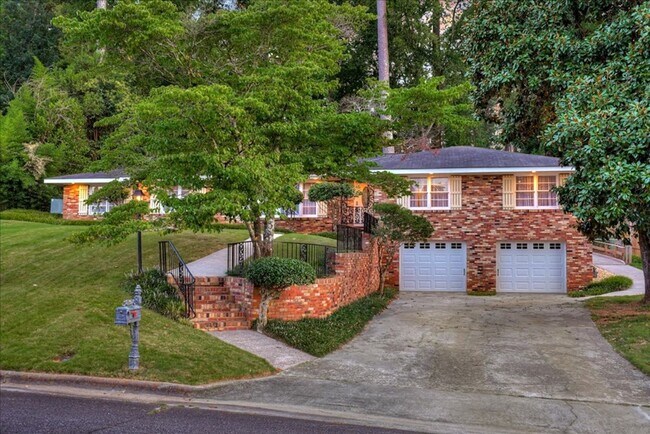 Building Photo - 3 Bedroom 2.5 Bathroom Ranch