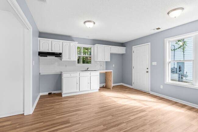 Building Photo - Beautifully Renovated 3 Bedroom 2 Bath Hom...