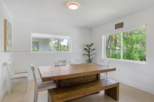 Building Photo - 890 NE 90th St