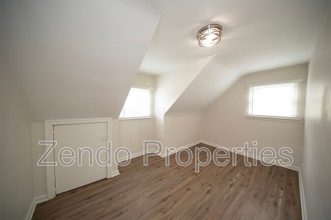 Building Photo - 1733 Parkview Ave