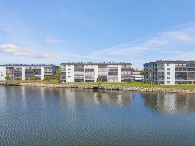 Building Photo - Four Seasons River Front Condo
