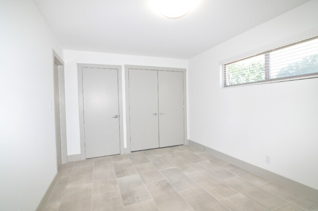 Building Photo - 924 10th Ave